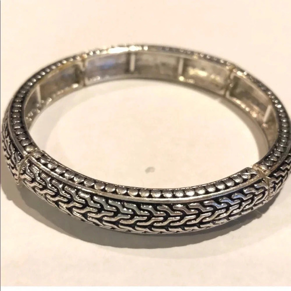 COSTUME JEWELRY NEW SILVER TONE BRACELET ONE SIZE STRETCH SUMMER CASUAL GIFT - Picture 2 of 4